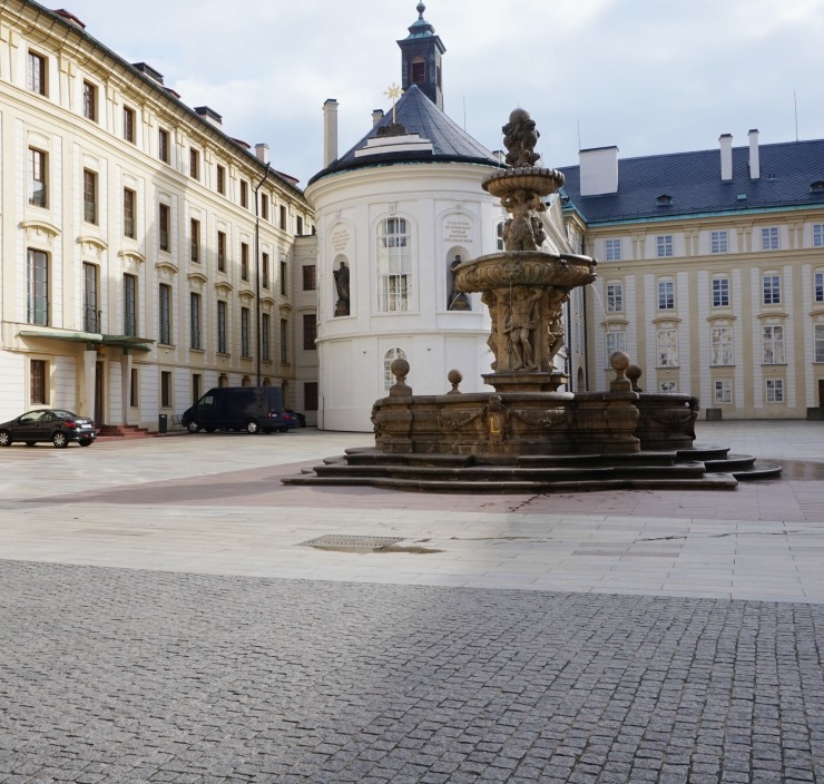 things to do in prague, prague castle courtyard