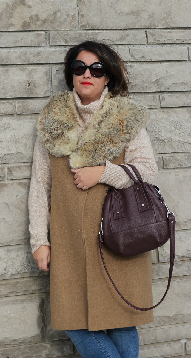 30 fall outfit ideas, camel sleeveless coat