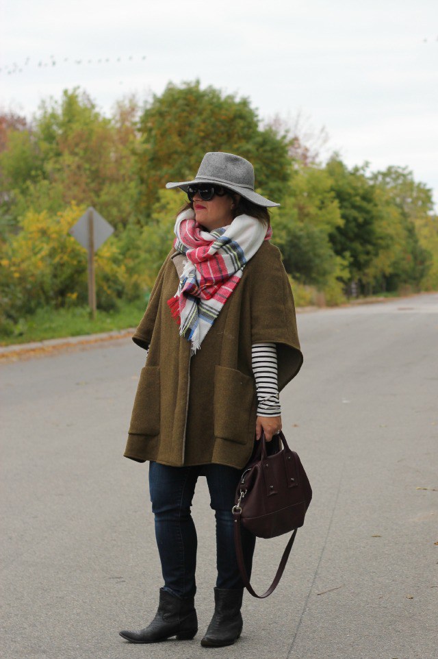 30 fall outfit ideas, cape outfit for fall