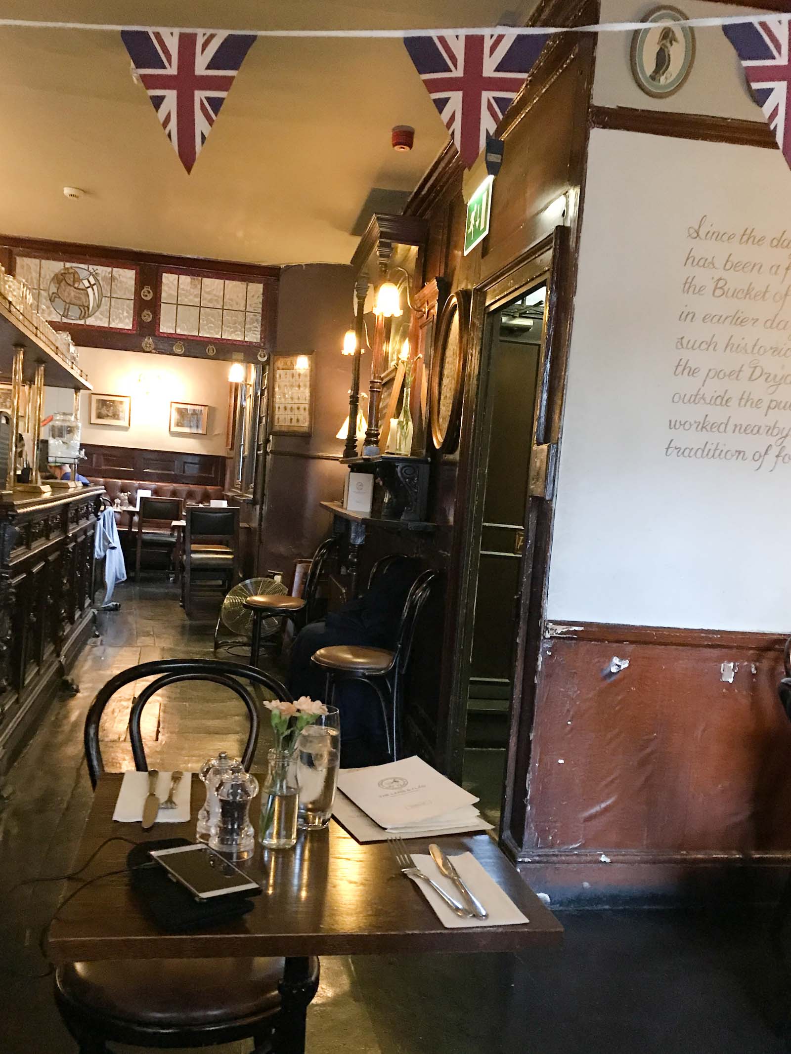 must visit pubs in london, lamb and flag 