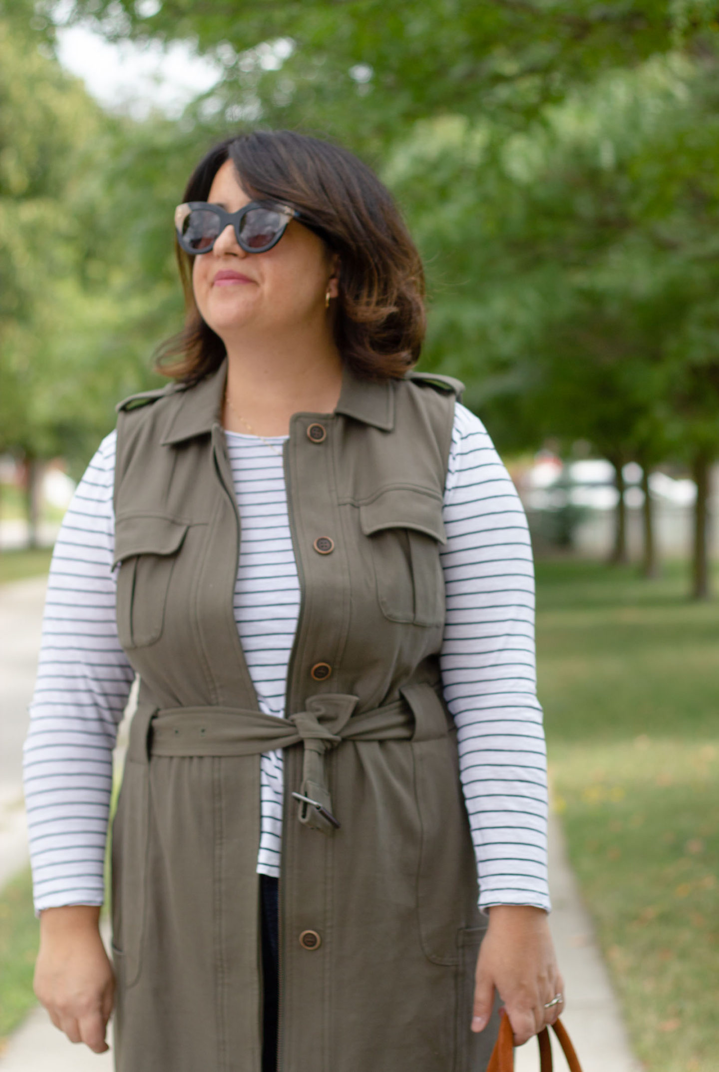 sleevless trench, stripe tee, bonlook sunglasses