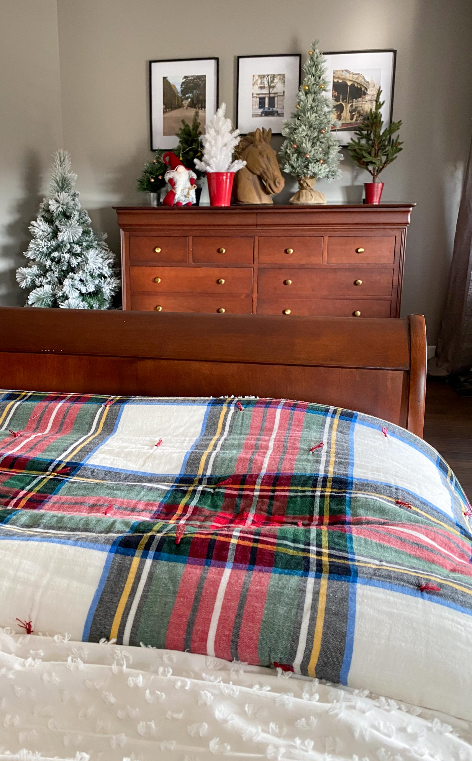 christmas guest bedroom