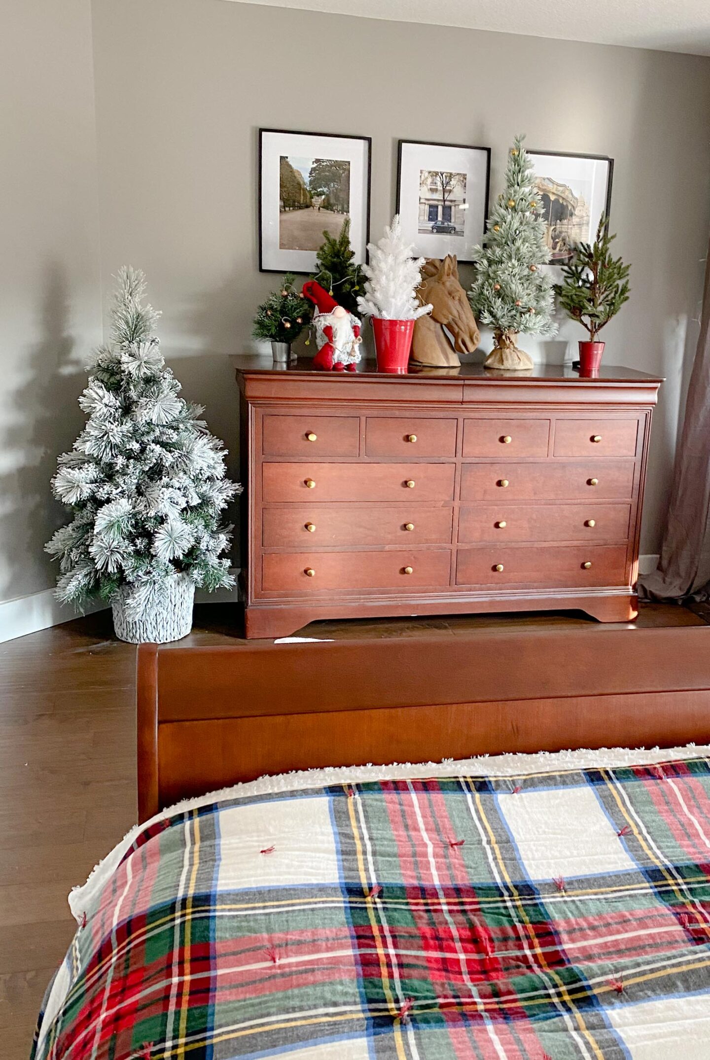 christmas guest bedroom