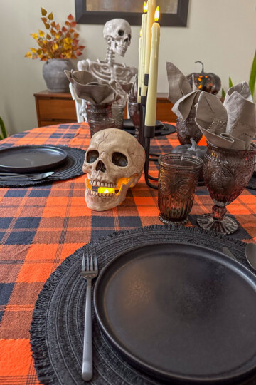 Halloween table setting, halloween tablescape, spooky table setting