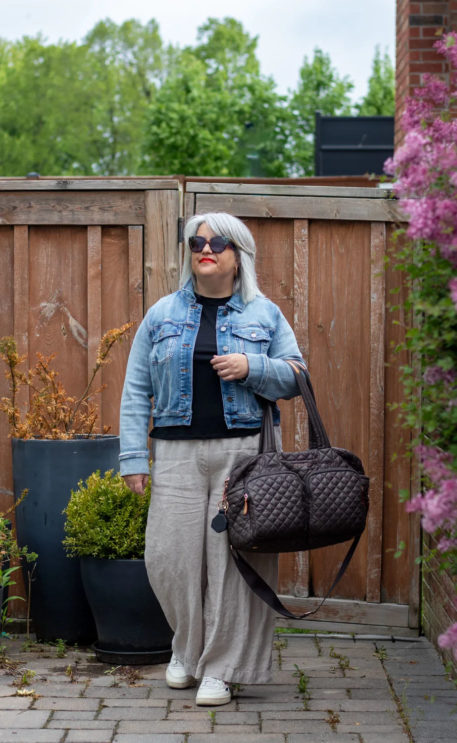 linen pants travel outfit