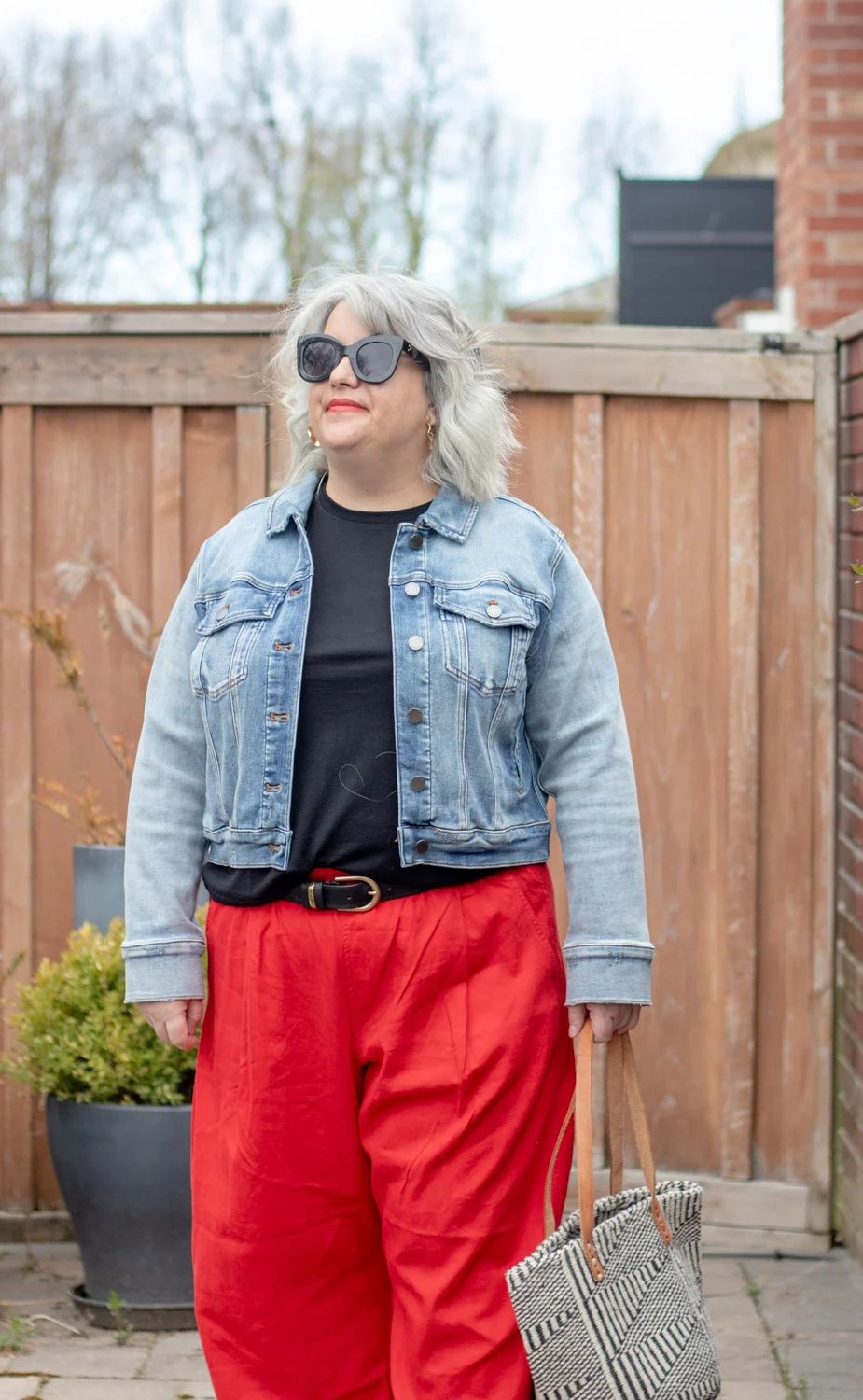 linen red trousers outfit