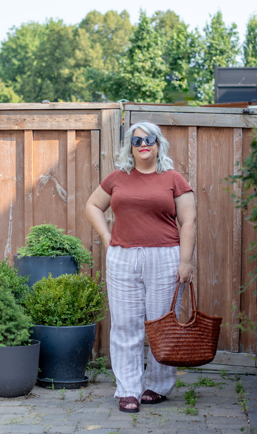 rust coloured tee, beige stripe linen pants outfit