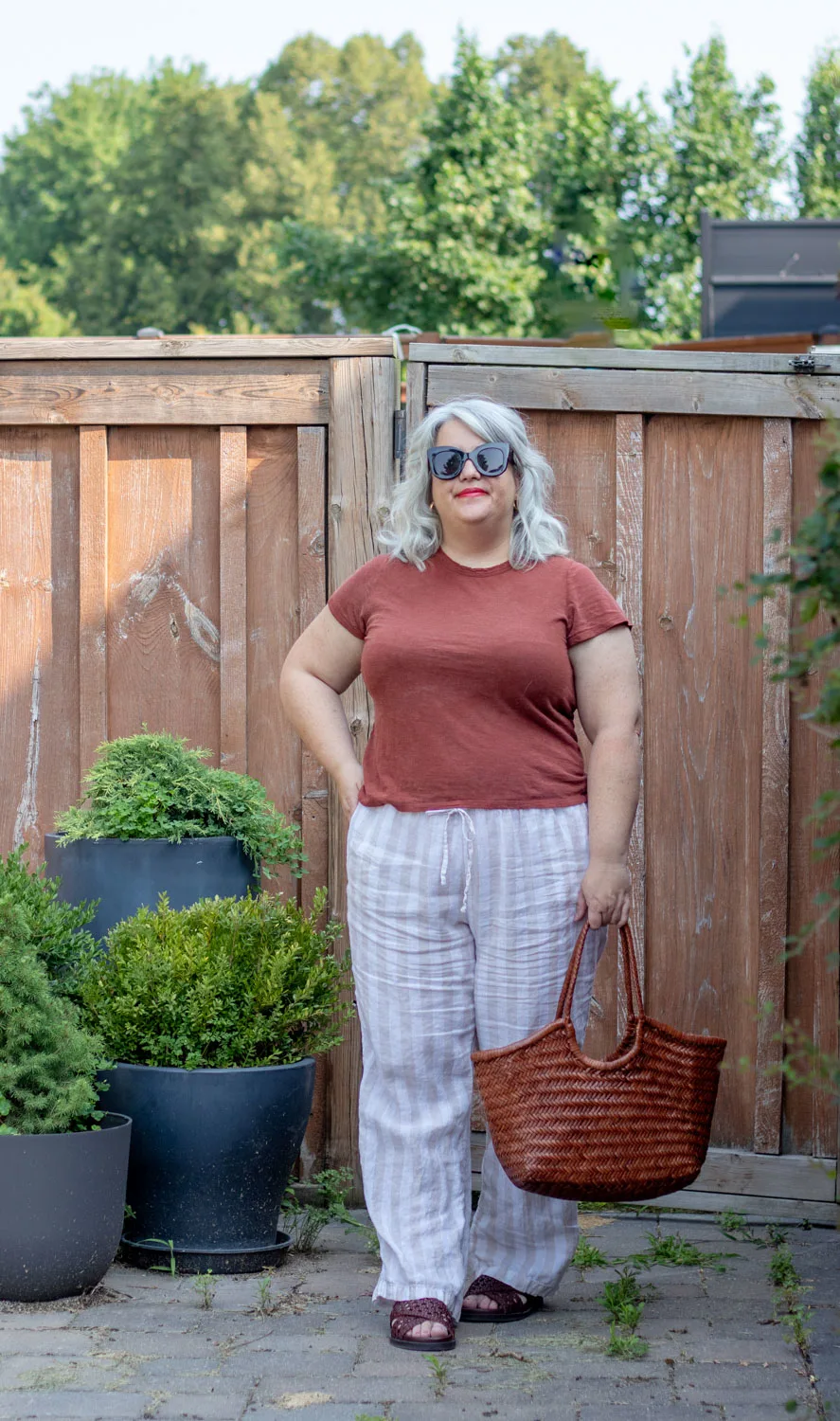rust coloured tee, beige stripe linen pants outfit