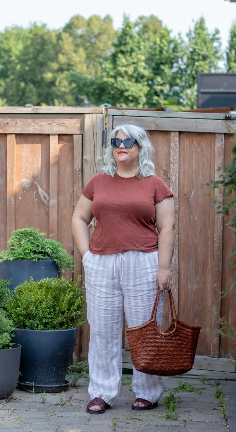 rust coloured tee, beige stripe linen pants outfit