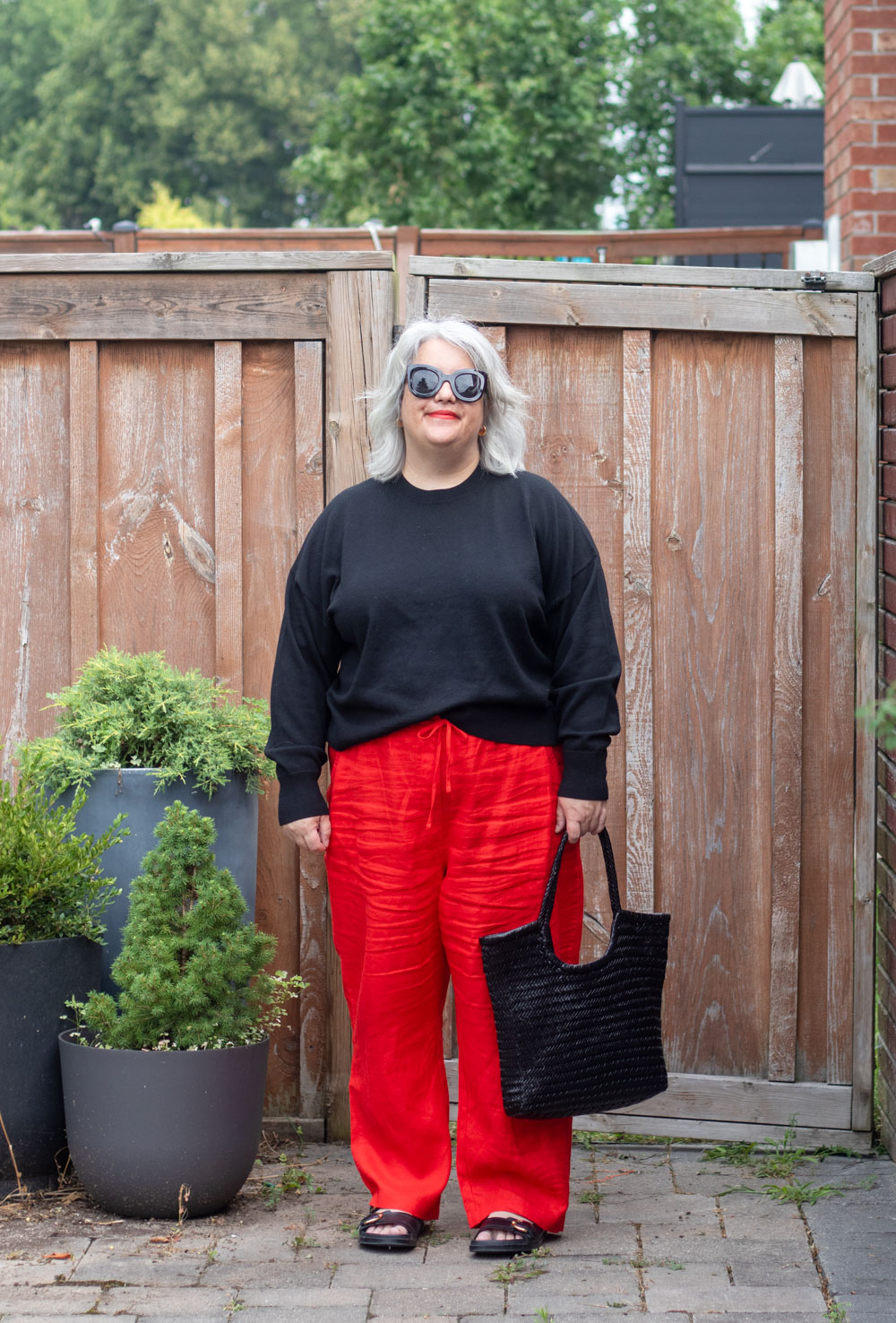 how to wear red pants, red linen pants outfit