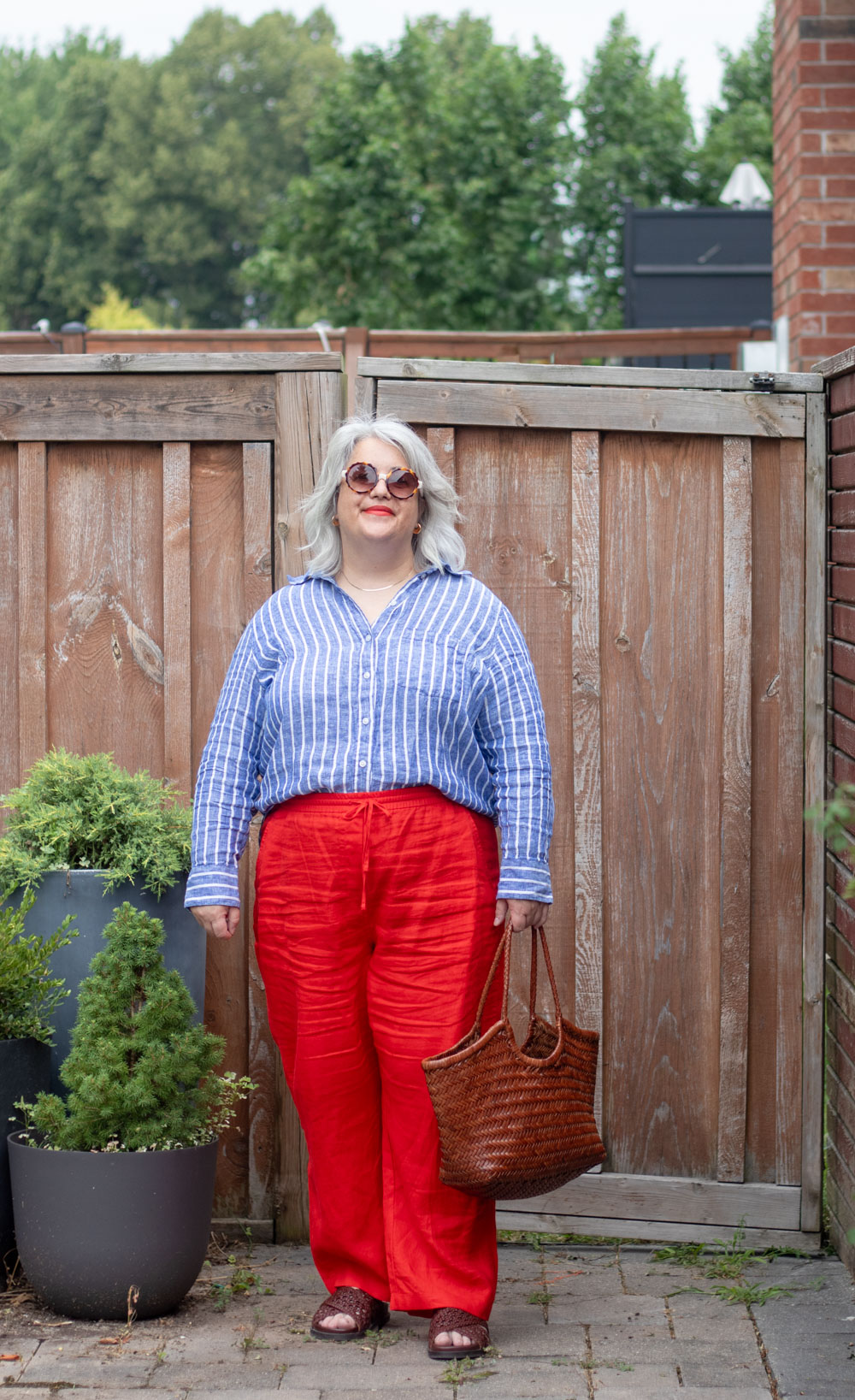 how to wear red pants, red linen pants outfit