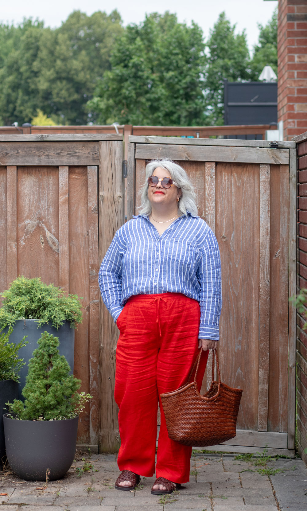 how to wear red pants, red linen pants outfit
