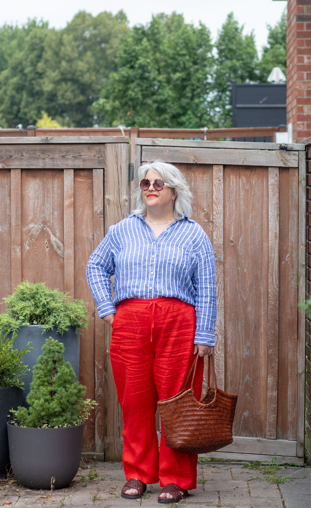 how to wear red pants, red linen pants outfit
