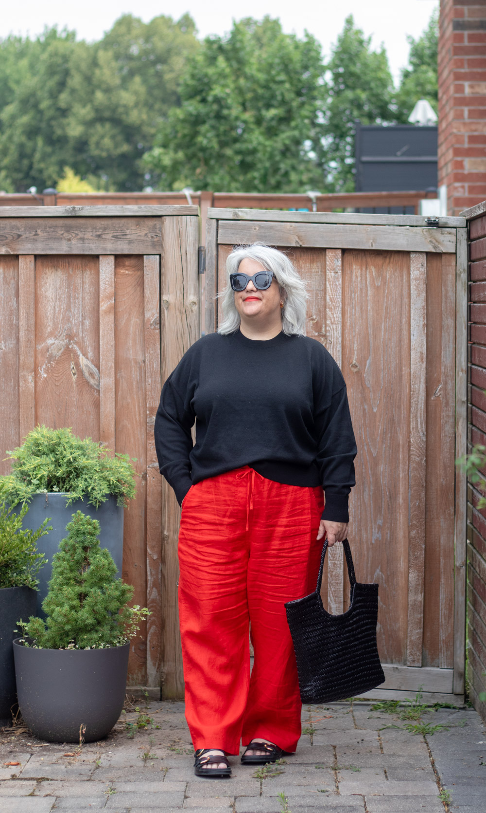 how to wear red pants, red linen pants outfit